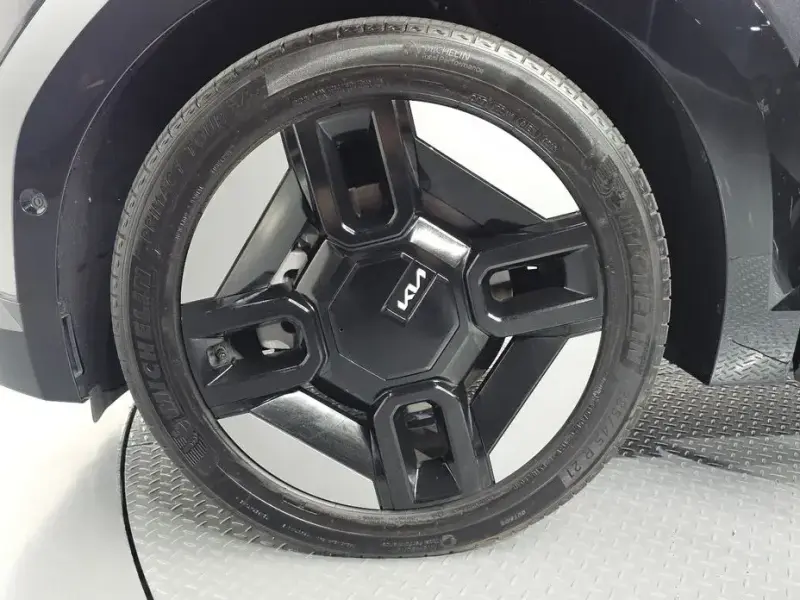 2023 Kia EV9 с пробегом 27 241 км