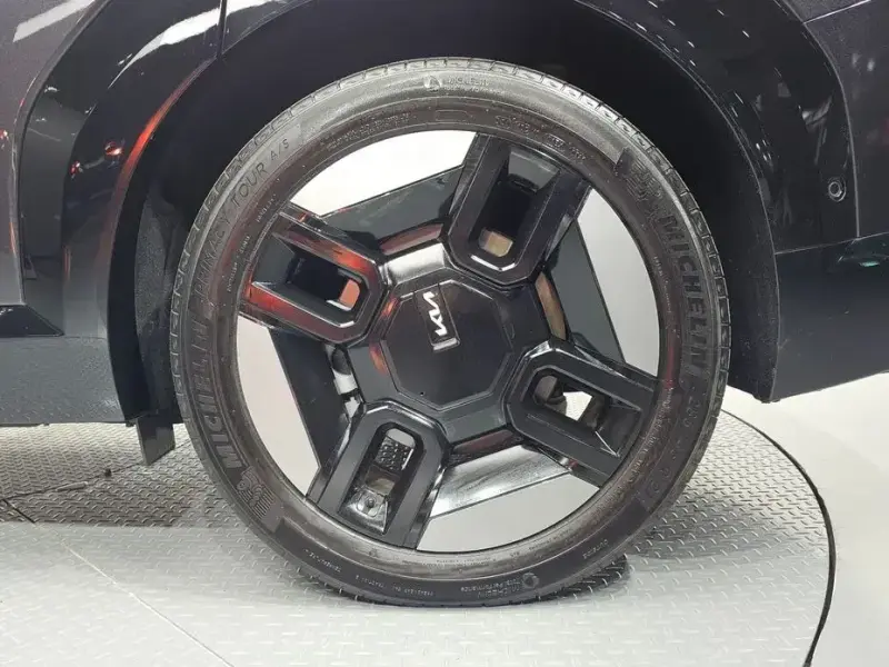 2023 Kia EV9 с пробегом 27 241 км