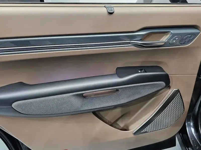 2023 Kia EV9 с пробегом 27 241 км