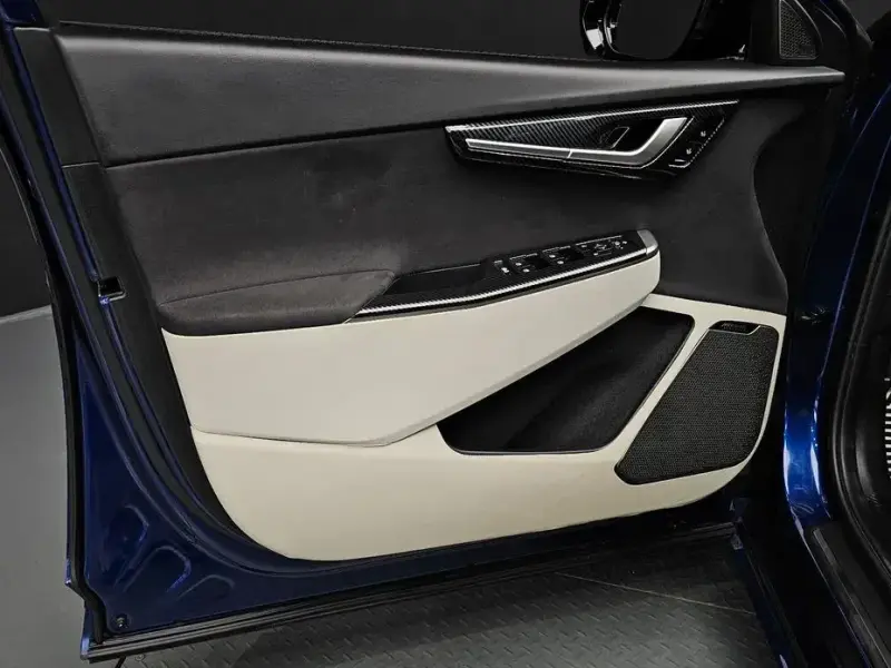 2023 Kia EV6 с пробегом 82 030 км