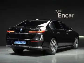 2022 BMW i7 с пробегом 33 590 км