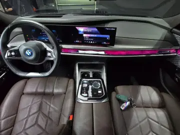 2022 BMW i7 с пробегом 33 590 км