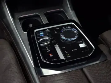 2022 BMW i7 с пробегом 33 590 км