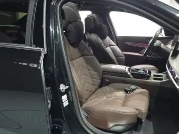 2022 BMW i7 с пробегом 33 590 км