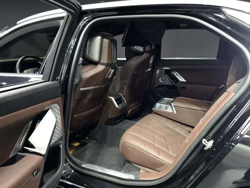 2022 BMW i7 с пробегом 33 590 км