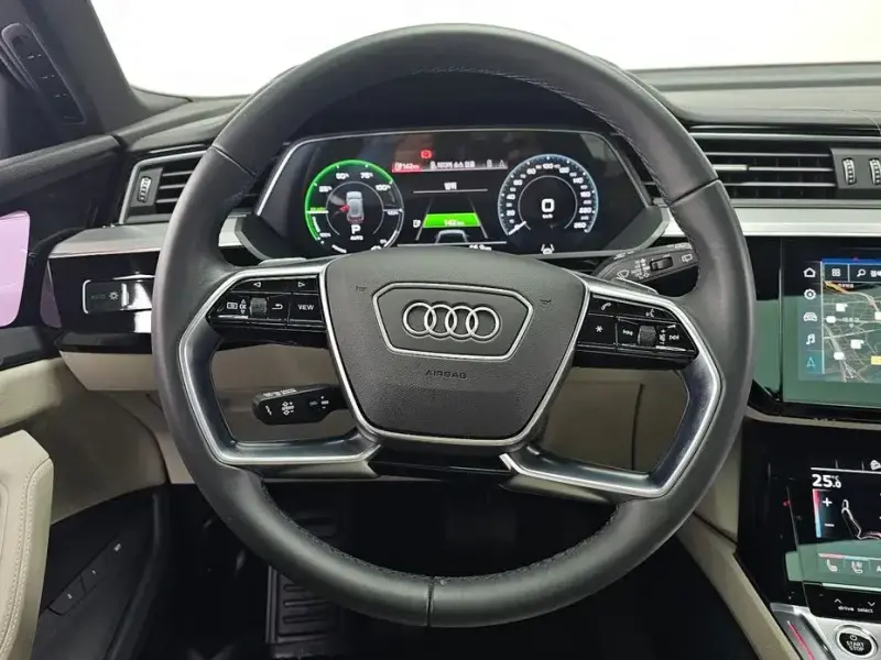 2023 Audi e-tron с пробегом 46 317 км