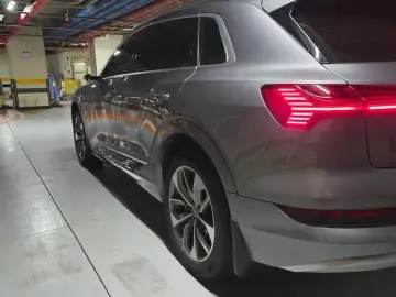 2022 Audi e-tron с пробегом 54 149 км
