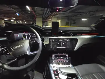 2022 Audi e-tron с пробегом 54 149 км