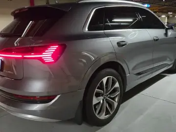 2022 Audi e-tron с пробегом 54 149 км