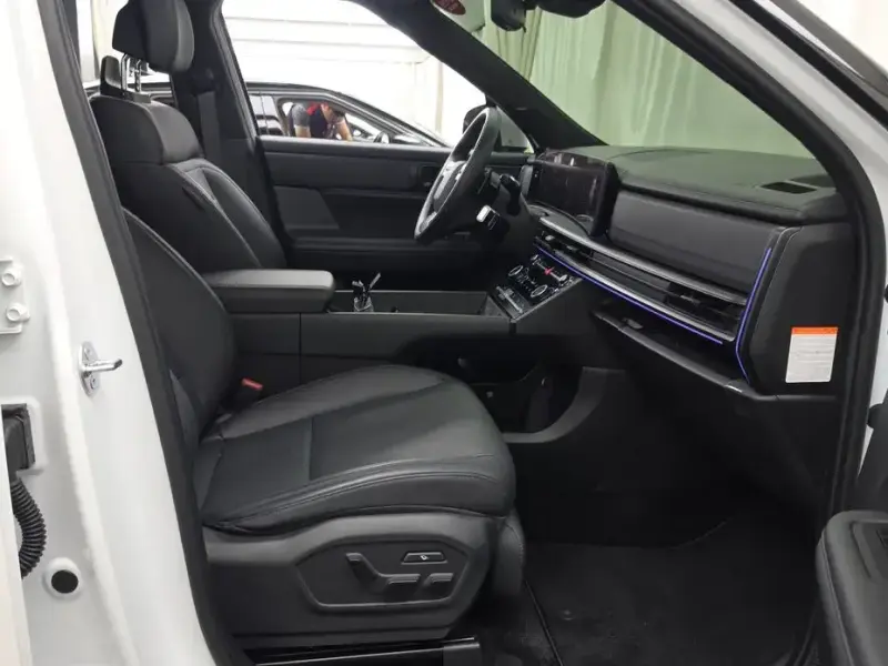 2025 Hyundai Santa Fe с пробегом 9 221 км