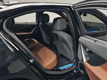 2025 BMW i5 с пробегом 17 918 км