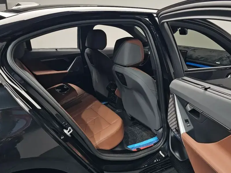 2025 BMW i5 с пробегом 17 918 км