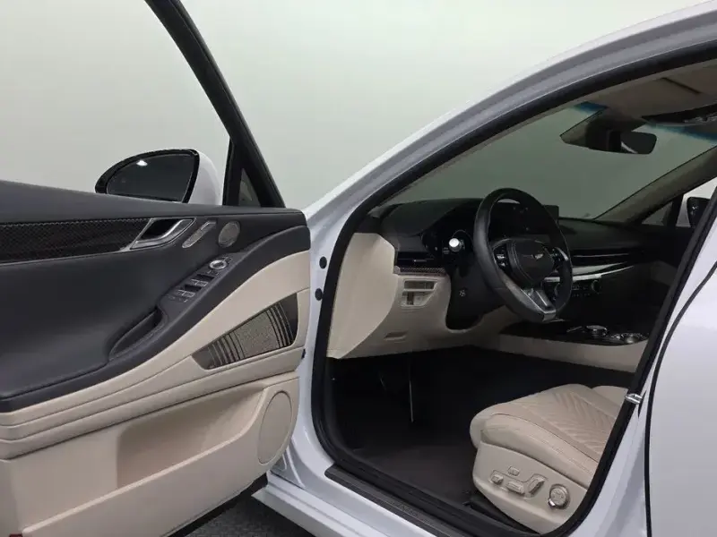 2023 Genesis G80 с пробегом 10 558 км