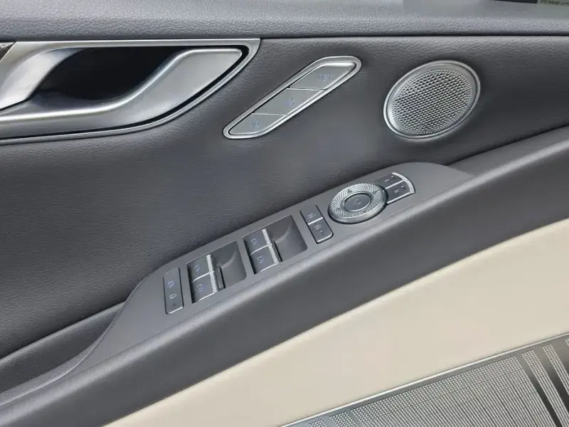 2023 Genesis G80 с пробегом 10 558 км