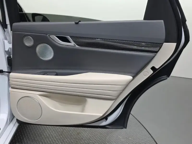 2023 Genesis G80 с пробегом 10 558 км