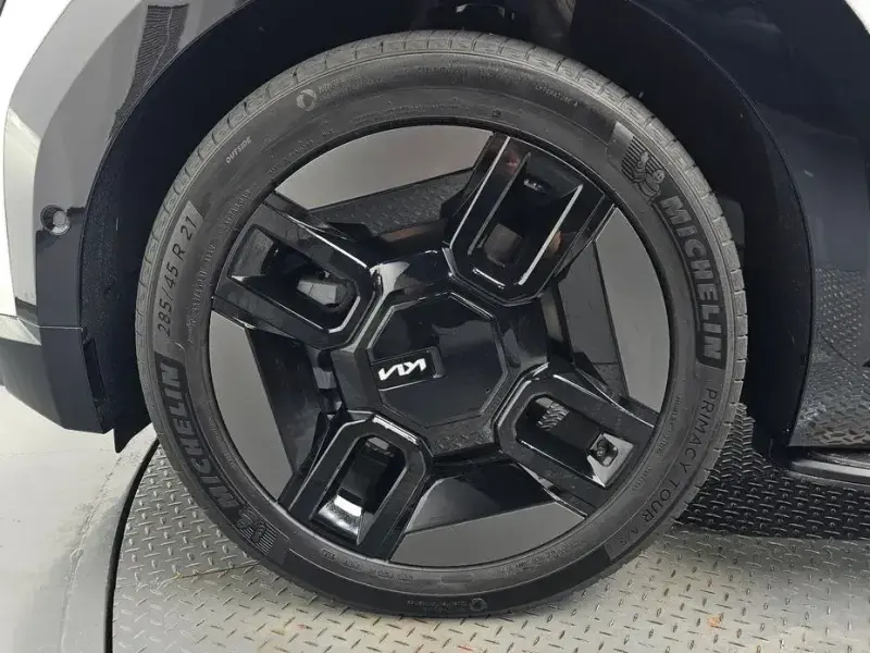 2023 Kia EV9 с пробегом 13 196 км