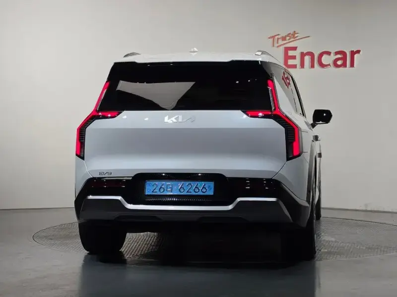 2025 Kia EV9 с пробегом 18 428 км