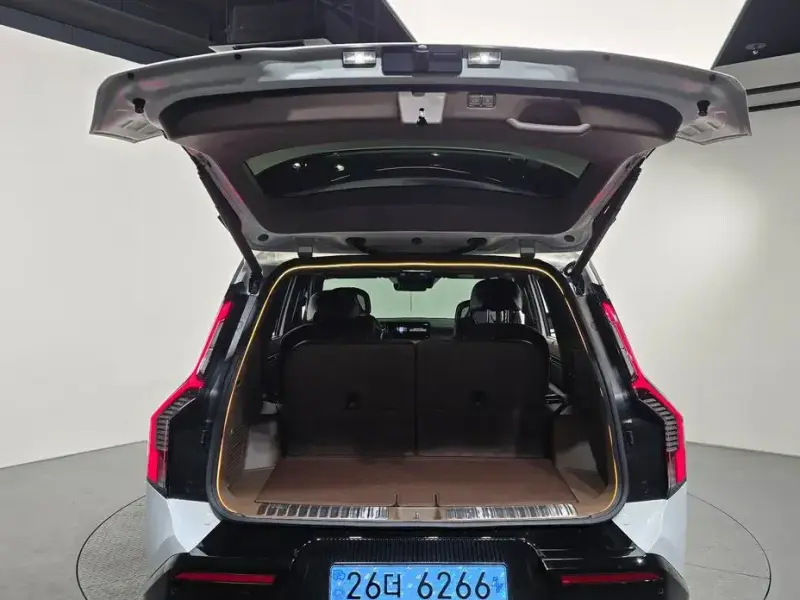 2025 Kia EV9 с пробегом 18 428 км