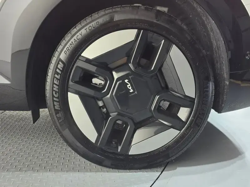 2025 Kia EV9 с пробегом 18 428 км