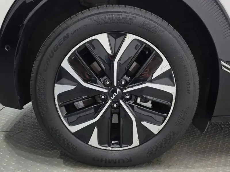 2023 Kia EV6 с пробегом 82 011 км