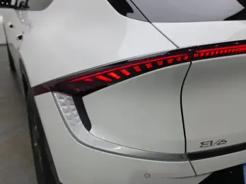2023 Kia EV6 с пробегом 82 011 км