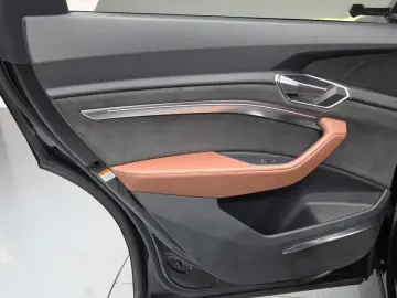 2021 Audi e-tron с пробегом 59 386 км