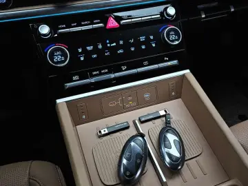 2025 Hyundai Santa Fe с пробегом 8 987 км