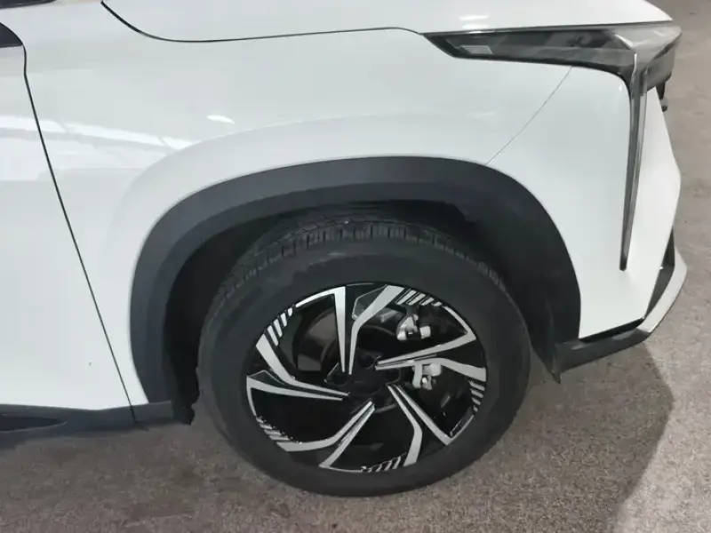 2023 Geely Atlas Pro с пробегом 18 000 км