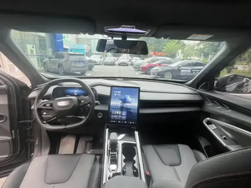 2023 Geely Atlas Pro с пробегом 17 500 км