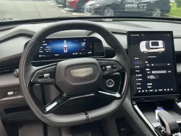 2023 Geely Atlas Pro с пробегом 17 500 км