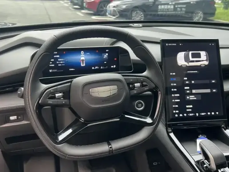 2023 Geely Atlas Pro с пробегом 17 500 км