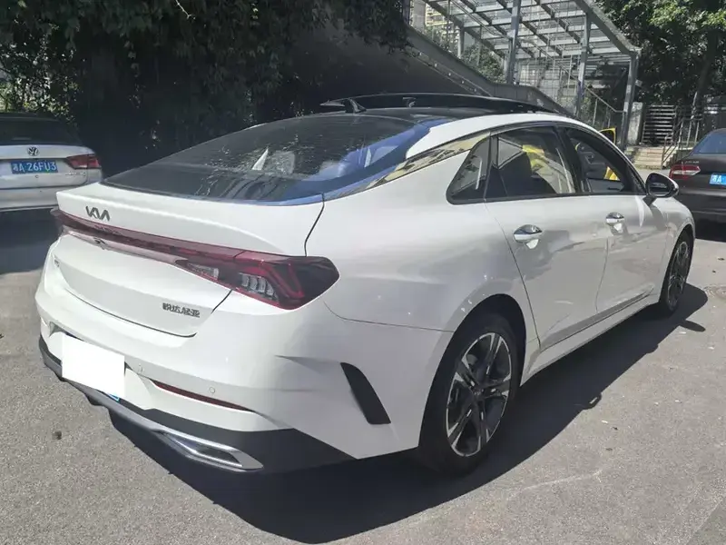 2025 Kia K5 с пробегом 8 000 км