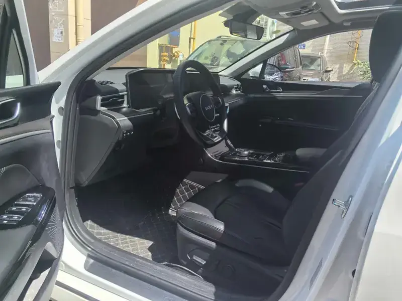 2025 Kia K5 с пробегом 8 000 км
