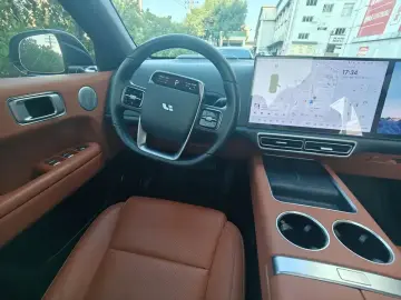 2025 Li Auto (Lixiang) L6 с пробегом 35 000 км