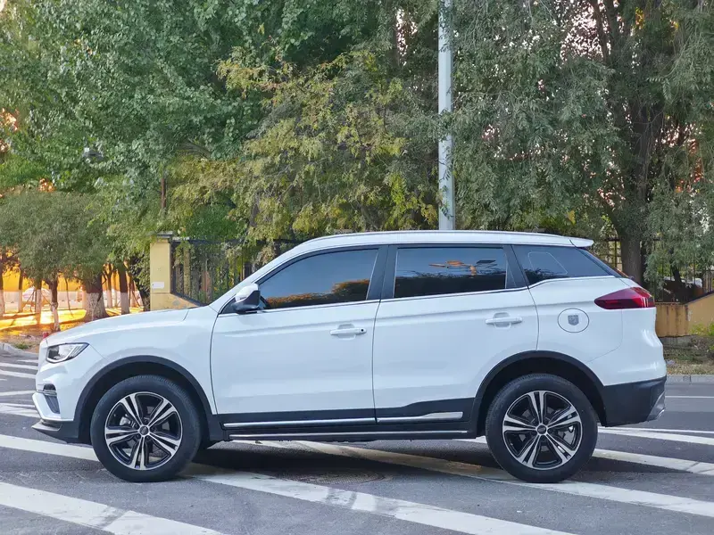 2022 Geely Atlas Pro с пробегом 21 000 км