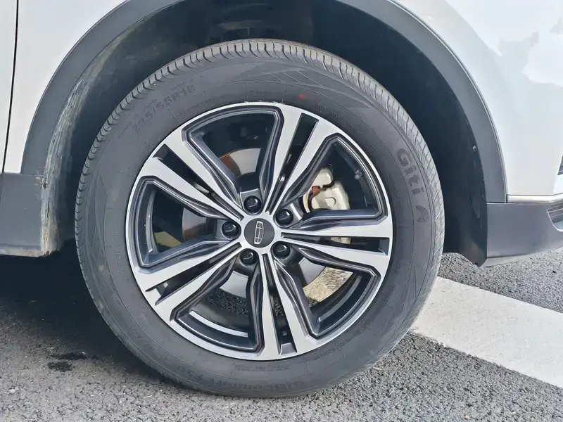 2022 Geely Atlas Pro с пробегом 21 000 км
