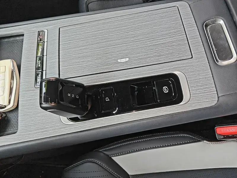 2024 Geely Boyue L с пробегом 12 900 км