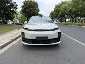2025 Li Auto (Lixiang) L6 с пробегом 13 000 км