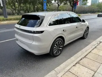 2025 Li Auto (Lixiang) L6 с пробегом 13 000 км