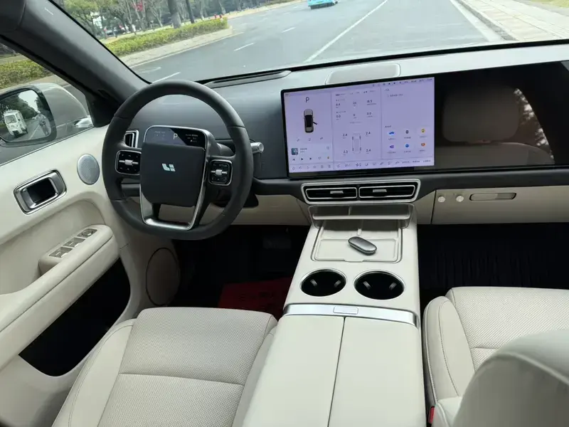 2025 Li Auto (Lixiang) L6 с пробегом 13 000 км