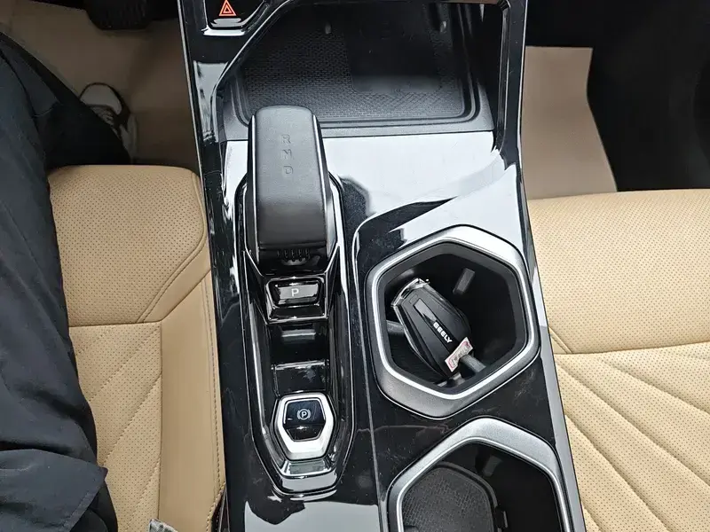 2023 Geely Boyue L с пробегом 20 700 км