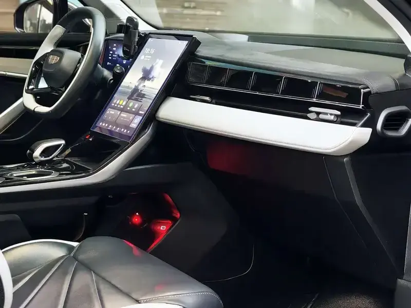 2023 Geely Boyue L с пробегом 18 000 км