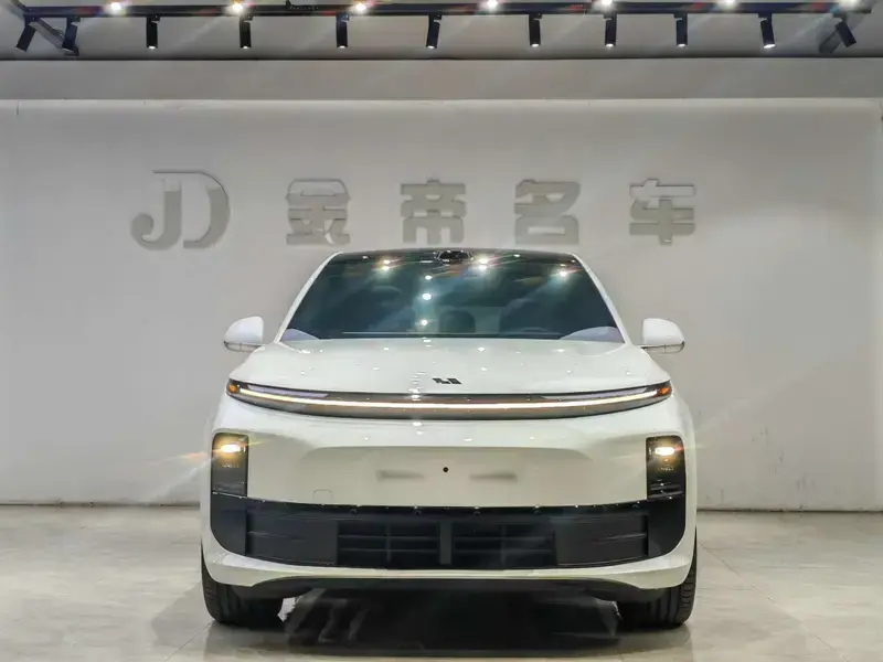 2025 Li Auto (Lixiang) L6 с пробегом 16 000 км