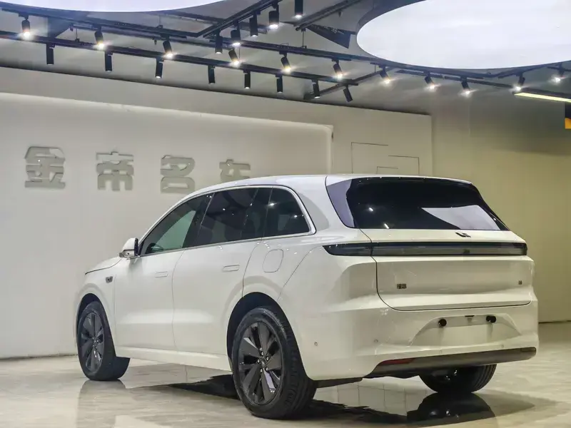 2025 Li Auto (Lixiang) L6 с пробегом 16 000 км