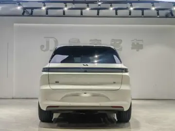 2025 Li Auto (Lixiang) L6 с пробегом 16 000 км