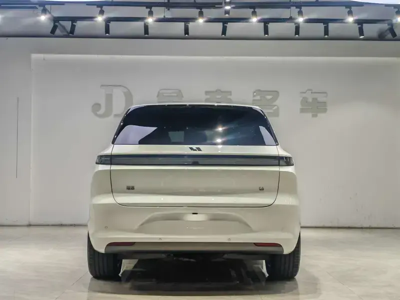 2025 Li Auto (Lixiang) L6 с пробегом 16 000 км
