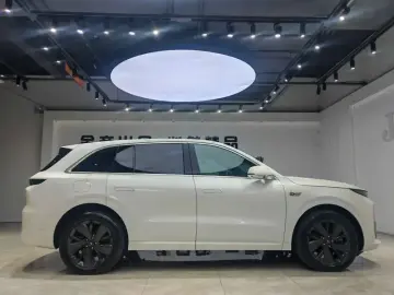 2025 Li Auto (Lixiang) L6 с пробегом 16 000 км
