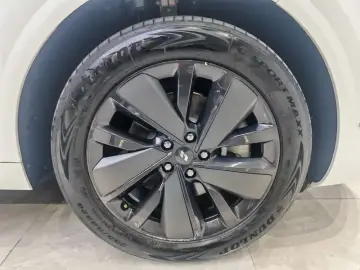 2025 Li Auto (Lixiang) L6 с пробегом 16 000 км