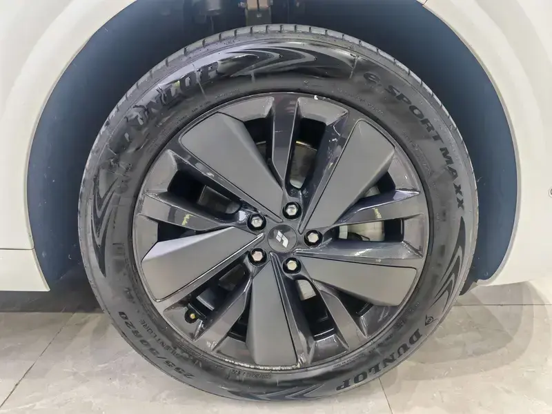 2025 Li Auto (Lixiang) L6 с пробегом 16 000 км
