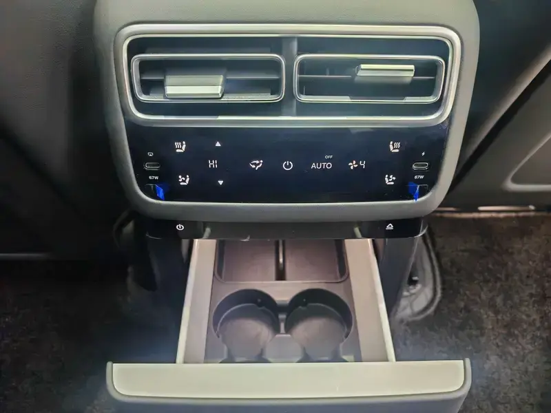 2025 Li Auto (Lixiang) L6 с пробегом 16 000 км